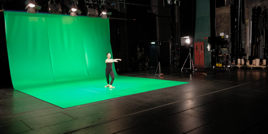 Blick hinter die Kulissen, bei der Greenscreen-Produktion der AR-Feen. Tänzerin tanz vor grünem Hintergrund.